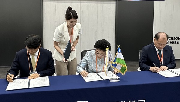 [사진설명] 자생의료재단 신민식 사회공헌위원장(왼쪽)과 우즈베키스탄 유아일반교육부 신 아그리피나 차관(가운데), 부천대학교 한정석 총장이 협약서에 서명을 하고 있다