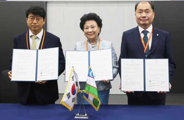 [사진설명] 자생의료재단 신민식 사회공헌위원장(왼쪽)과 우즈베키스탄 유아일반교육부 신 아그리피나 차관(가운데), 부천대학교 한정석 총장이 업무협약을 체결 후 기념 사진을 찍고 있다