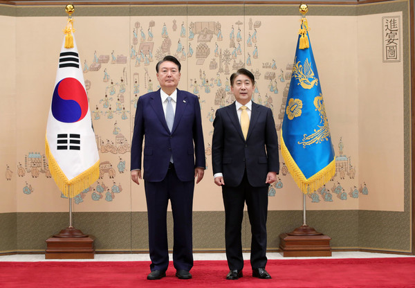 윤석열 대통령이 25일 서울 용산 대통령실 청사에서 이동관 방송통신위원장에게 임명장을 수여한 뒤 기념촬영하고 있다. 2023.08.25.