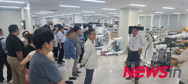 포스콤 제품을 설명하는 박종래 대표이사(맨 오른쪽)