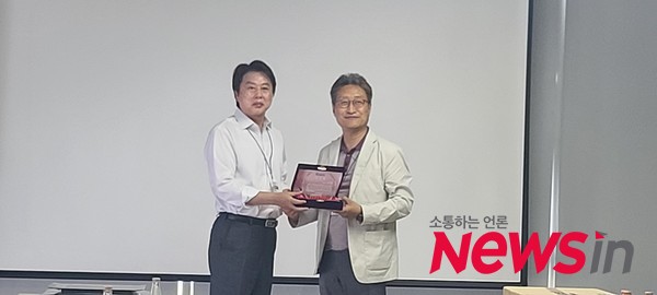 병원경영진단사회 최순성 회장이 포스콤 박종래 대표이사에게 감사패 전달