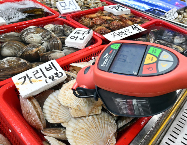 22일 경기도 수원시의 한 수산시장에서 관계자가 방사능 측정기로 수산물을 점검하고 있다. 이날 일본 정부는 후쿠시마 제1원자력발전소 오염수의 해양 방류를 오는 24일부터 시작한다고 발표했다.2023.08.22 / 사진=[공동취재사진]