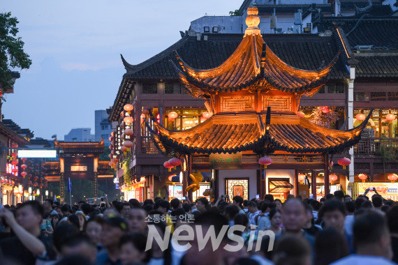 ▲지난 18일 장쑤성 난징 푸쯔먀오 관광지에 관광객이 모여 있다. (사진=신화통신) 