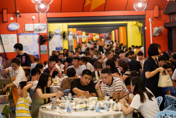 ▲지난 16일 저장성 저우산의 한 식당에서 방문객들이 신선한 해산물을 즐기고 있다. (사진=신화통신)