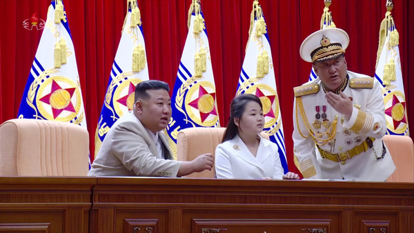 북한 김정은 국무위원장이 해군절을 맞아 27일 해군 사령부를 방문했다고 조선중앙TV가 29일 보도하고 있다.2023.08.29 / 사진=[조선중앙TV 캡쳐]