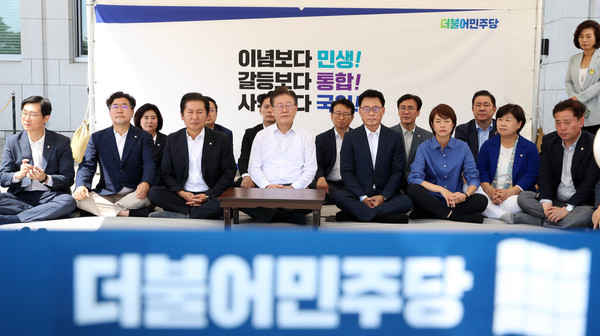 이재명 더불어민주당 대표가 31일 오후 서울 여의도 국회 본청 앞에서 무기한 단식을 시작하고 있다. 이 대표는 이날 오전 진행된 취임 1주년 기자간담회에서 "사즉생의 각오로 민주주의 파괴를 막아내겠다. 마지막 수단으로 오늘부터 무기한 단식을 시작한다"고 밝혔다. 2023.08.31 / 사진=[뉴시스]