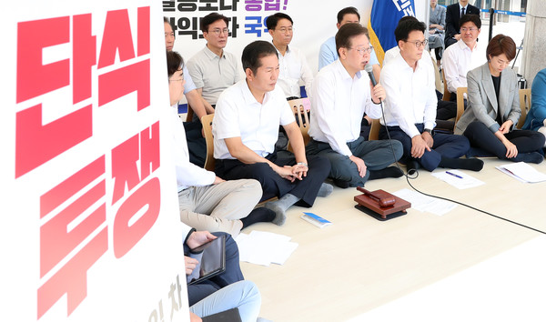 이재명 더불어민주당 대표가 1일 오전 서울 여의도 국회 본청 앞 단식투쟁 천막에서 열린 최고위원회의에서 발언을 하고 있다. 2023.09.01.