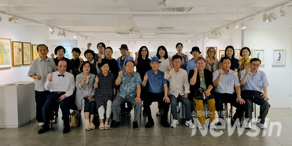 서울미술시화예술협회 부스 개인전, 참여 작가들과 기념촬영을 하고 있다(사진=정경호 기자)