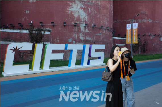 ▲지난달 31일 서우강위안에서 열린 '중국국제서비스무역교역회'(CIFTIS) 참가기업 관계자들이 필요한 정보를 살펴보고 있다. (사진=신화통신)   