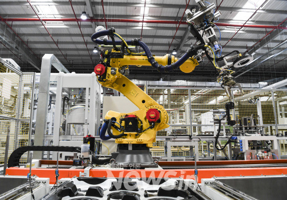 ▲지난달 24일 충칭 과학시티의 한 회사 자동화 작업장에서 로봇이 작업하고 있다. (사진=신화통신)