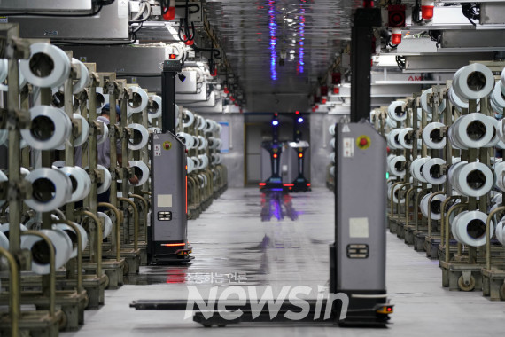 ▲지난 5월18일 허베이성 사허의 한 유리 신소재 기업에서 스마트 운반차가 작업하고 있다.  (사진=신화통신)