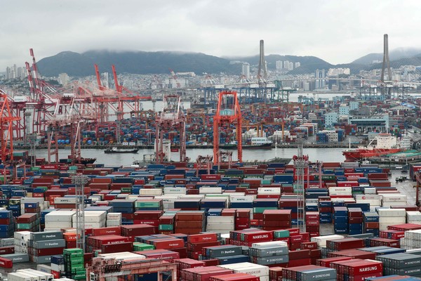 산업통상자원부는 수출 증가가 아닌 수입이 큰 폭으로 줄어들면서 지난달 무역수지가 8억7000만 달러(1조1531억원) 흑자를 기록하며 3개월 연속 흑자세를 이어갔다고 1일 밝혔다. 이날 오전 부산 남구 감만(사진 위) 및 신선대(아래) 부두 야적장에 컨테이너가 가득 쌓여 있다. 2023.09.01.