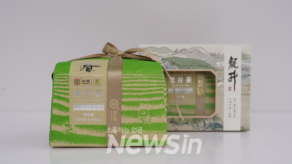 ▲포장 층수, 포장비용, 포장공간비율 모두 '신국가표준'에 부합한 룽징 차 제품. (사진=저장성 시장감독관리국 제공)