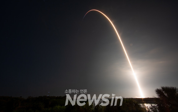 ▲지난 3월 2일 미 플로리다주 케네디우주센터에서 유인 우주선 '크루 드래건'을 실은 스페이스X 팰컨9 로켓이 발사되고 있다. (사진=나사 제공)