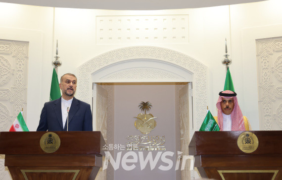 ▲지난달 17일(현지 시간) 파이살 빈 파르한 사우디아라비아 외교장관(오른쪽)과 아미르 압둘라히안 이란 외무장관이 사우디 리야드에서 공동 기자회견하고 있다. (사진=신화통신)