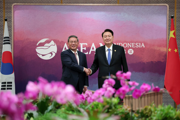 윤석열 대통령이 7일(현지시간) 자카르타 컨벤션 센터(JCC)에서 열린 한중 회담에서 리창 중국 총리와 악수하고 있다.2023.09.07 / 사진=[공동취재]