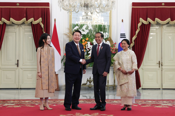 윤석열 대통령과 부인 김건희 여사가 8일(현지시간) 자카르타 대통령궁에서 조코 위도도 인도네시아 대통령과 부인 이리아나 위도도 여사와 함께 기념촬영하고 있다.2023.09.08 / 사진=[공동취재]