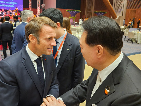 윤석열 대통령이 9일(현지시간) 뉴델리 바라트 만다팜 국제컨벤션센터에서 열린 G20 정상회의 갈라만찬에서 에마뉘엘 마크롱 프랑스 대통령과 인사하고 있다 / 2023.09.10 사진=[대통령실 제공]