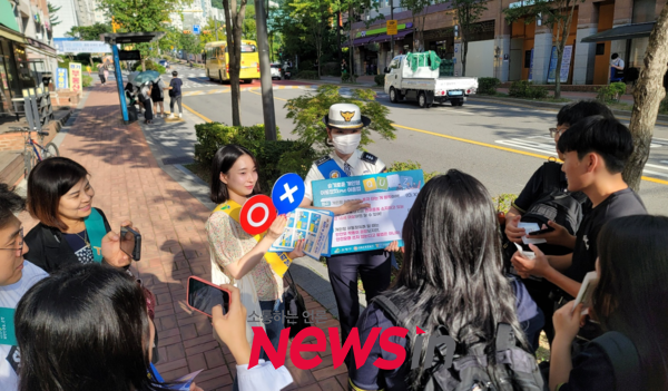 은평구는 한국교통안전공단 등 유관기관과 함께 수업을 마치고 하교하는 청소년들을 대상으로 개인형이동장치(PM) 이용수칙에 대해 캠페인을 진행했다.(사진제공 : 은평구)