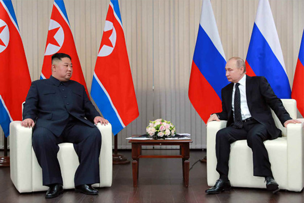 북한 노동신문은 김정은 국무위원장이 지난 25일 러시아 극동연방대학교에서 블라디미르 푸틴 러시아 대통령과 정상회담, 만찬을 한 모습을 26일 보도했다. 2019.04.26 / 출처=[노동신문]