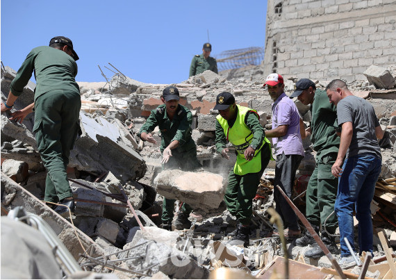 ▲11일(현지 시간) 모로코 마라케시 남부 아미즈미즈 지진 피해 현장에서 구조대가 실종자를 찾고 있다. (사진=신화통신)