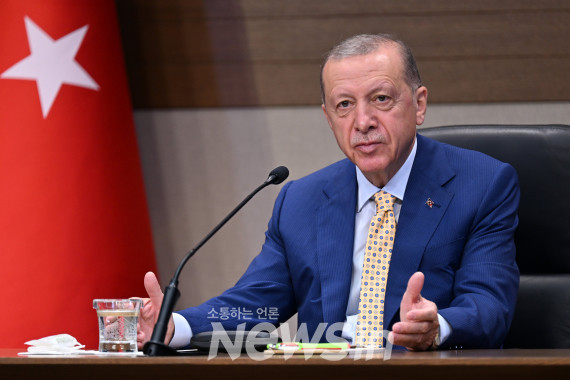 ▲레제프 타이이프 에르도안 튀르키예 대통령이 지난 7월 10일(현지시간) 북대서양조약기구(NATO) 정상회의에 참석하기 위해 리투아니아 수도 빌뉴스로 출발하기 전 튀르키예 이스탄불 공항에서 연설하고 있다. (사진=튀르키예 대통령실 제공)