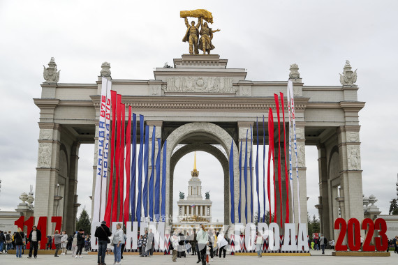 ▲지난 9일(현지시간) 러시아 수도 모스크바에서 사람들이 도시 설립 제876주년 기념 조형물을 관람하고 있다. (사진=신화통신)