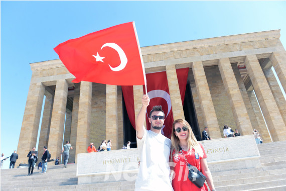 ▲지난달 30일(현지시간) 튀르키예 앙카라에서 '승리의날' 축하 행사에 참석한 사람들이 튀르키예 국기를 흔들고 있다. (사진=신화통신)