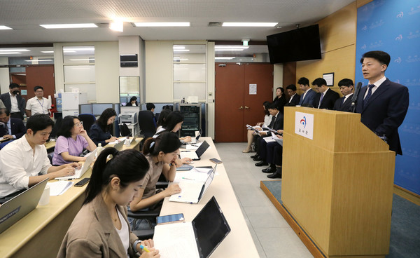 최달영 감사원 제1사무차장이 15일 서울 종로구 감사원에서 주요 국가통계 작성 및 활용실태 수사요청 관련 발표를 하고 있다. 감사원은 감사결과 대통령비서실과 국토교통부 등은 통계 작성기관인 통계청과 한국부동산원을 직·간접적으로 압박해 통계수치를 조작하거나 통계서술정보를 왜곡하게 하는 등의 불법행위를 했다고 밝혔다. 2023.09.15.