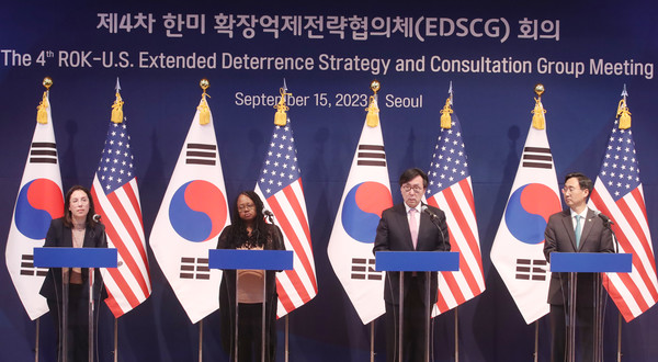 장호진 외교부 1차관·신범철 국방부 차관과 미국 측에서 보니 젠킨스 국무부 군비통제 차관·사샤 베이커 국방부 정책차관대행이 15일 서울 종로구 정부서울청사 별관에서 제4차 한미 고위급 확장억제전략협의체(EDSCG) 공동기자회견을 하고 있다. 2023.09.15.
