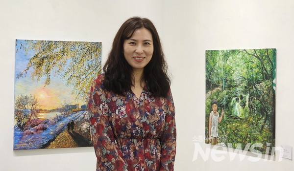 인사동 마루아트센터 1층 가온갤러리에서 개인전을 열고 있는 김예지 작가(사진=정경호 기자)
