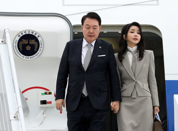 유엔총회 참석차 미국을 방문한 윤석열 대통령과 부인 김건희 여사가 18일(현지시간) 뉴욕 JFK 국제공항에 도착해 공군 1호기에서 내리고 있다. 2023.09.19 / 사진=[뉴시스]