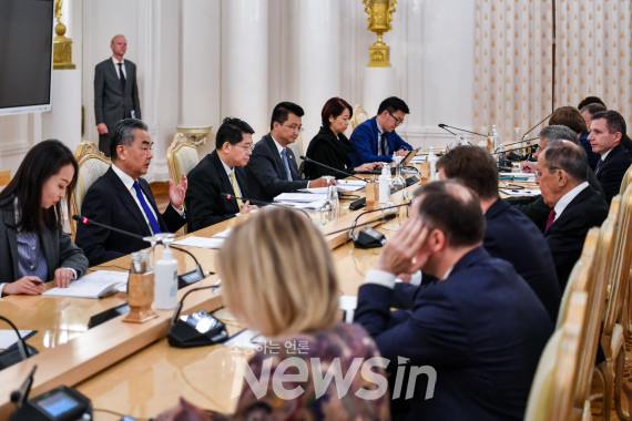 ▲왕이(王毅) 중국 공산당 중앙정치국 위원이자 외교부장이 18일(현지시간) 러시아 모스크바에서 세르게이 라브로프 러시아 외무장관과 회담하고 있다. (사진=신화통신)