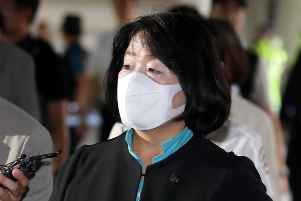 윤미향 무소속 의원이 20일 오전 서울 서초구 서울고등법원에서 열린 정의기억연대 후원금 횡령 등 관련 항소심 선고 공판에 출석하고 있다. 2023.09.20.