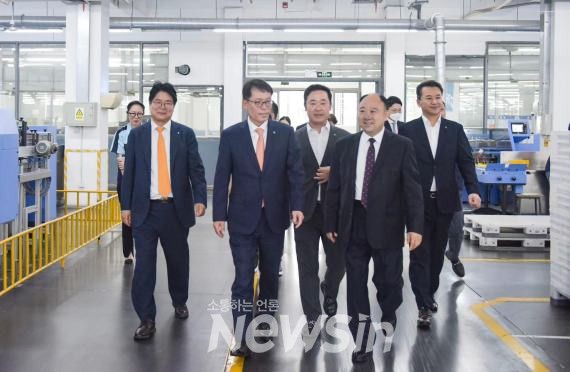 ▲김성태 IBK기업은행장(왼쪽 두번째)이 고객사를 방문하고 있다. (사진=신화통신) 