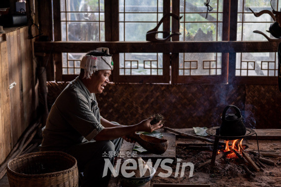▲징마이산 망징(芒景)촌에서 부랑(布朗)족 차 농민이 화당(火塘∙방바닥을 파서 둘레를 벽돌로 쌓고 그 안에다가 불을 피워 따뜻하게 하는 구덩이) 옆에서 찻잎을 굽고 있다.