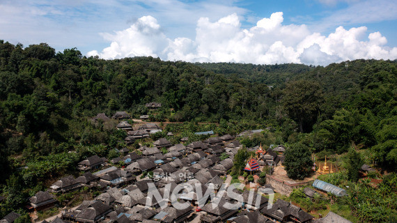 ▲산림과 다원으로 둘러싸인 징마이산 눠강구자이(糯崗古寨)의 일각