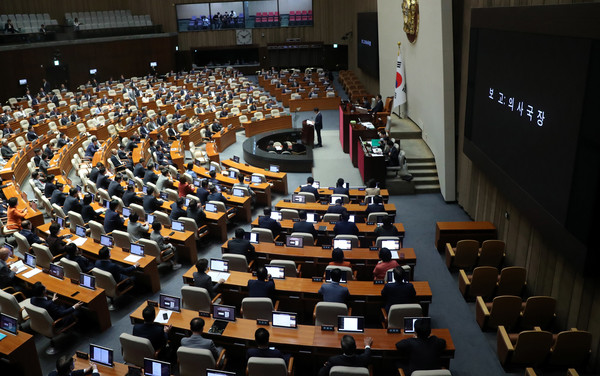 20일 오전 서울 여의도 국회 본회의장에서 열린 제410회국회(정기회) 제7차 본회의에서 한덕수 국무총리 해임건의안과 이재명 더불어민주당 대표의 체포동의안이 보고되고 있다. 2023.09.20.