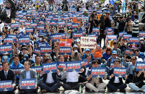이재명 더불어민주당 대표의 체포동의안 표결을 앞둔 21일 오전 서울 여의도 국회 앞에서 시민들이 체포동의안 부결을 주장하고 있다. 2023.09.21.