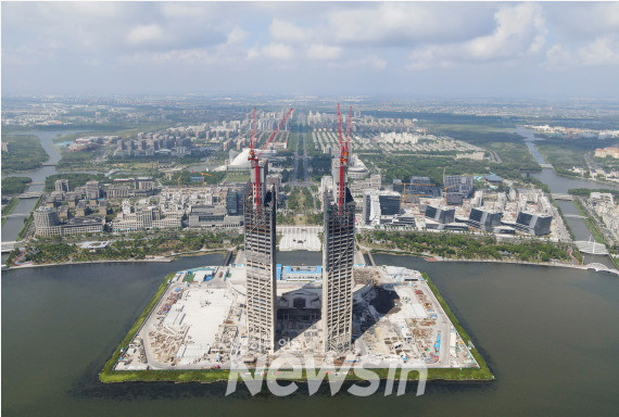 ▲지난 6일 린강시다오(臨港西島) 중인(中銀) 금융센터 프로젝트 건설 현장. (사진=신화통신)