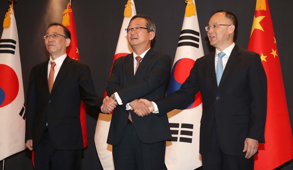 정병원(가운데) 외교부 차관보가 26일 서울 중구 롯데호텔에서 후나코시 다케히로 일본 외무성 외무심의관, 눙룽 중국 외교부 부장조리(部長助理)와 한일중 3국 고위급회의(SOM)를 하기 위해 만나 기념사진을 촬영하고 있다. 2023.09.26