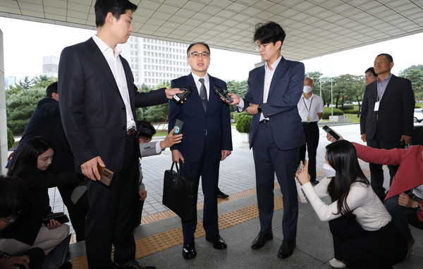 이원석 검찰총장이 27일 서울 서초구 대검찰청으로 출근하며 취재진의 이재명 더불어민주당 대표에 대한 구속영장 기각 관련 질문에 답하고 있다. 2023.09.27 / 사진=[뉴시스]