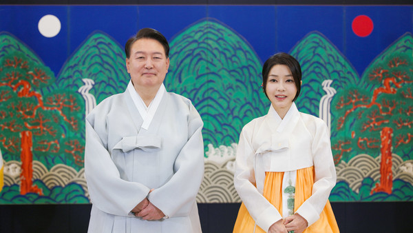 윤석열 대통령과 부인 김건희 여사가 서울 용산 대통령실 청사에서 국민들에게 추석 인사를 전하고 있다.2023.09.28 / 사진=[대통령실 제공]