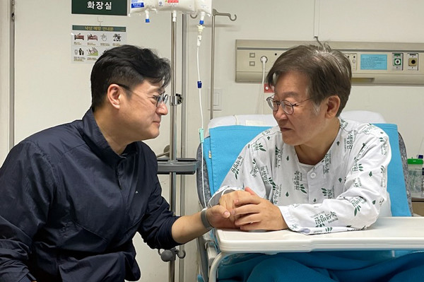 이재명 더불어민주당 대표가 28일 오후 단식 후 회복을 위해 입원 중인 서울 중랑구 녹색병원에서 홍익표 신임 원내대표와 대화를 나누고 있다.2023.09.28 / 사진=[더불어민주당 제공]