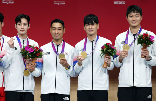 28일(현지시간) 중국 항저우 전자대학 체육관에서 열린 2022 항저우 아시안게임 펜싱 사브르 남자 단체전 시상식에서 금메달을 차지한 한국 김준호(왼쪽부터), 김정환, 구본길, 오상욱이 금메달을 들어보이고 있다. 2023.09.28 / 사진=[뉴시스]
