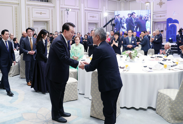 윤석열 대통령이 29일 청와대 영빈관에서 열린 '원폭 피해 동포 오찬 간담회'에 입장하며 권준오 원폭피해자대책위원장과 인사하고 있다. 2023.09.29 / 사진=[대통령실통신사진기자단]