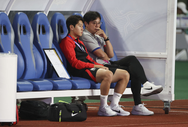 21일 중국 진화 스포츠 스타디움에서 열린 2022 항저우 아시안게임 남자축구 조별리그 E조 2차전 한국 대 태국 경기에 앞서 대한민국 황선홍 감독이 이강인과 대화를 하고 있다. 2023.09.21.