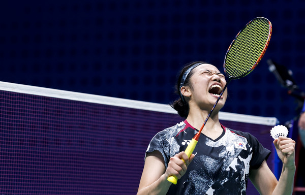 30일 중국 항저우 빈장체육관에서 열린 2022 항저우 아시안게임 배드민턴 여자 단체전 준결승 대한민국과 태국과의 경기, 안세영이 태국 초추웡에게 승리한 뒤 기뻐하고 있다. 2023.09.30 / 사진=[뉴시스]