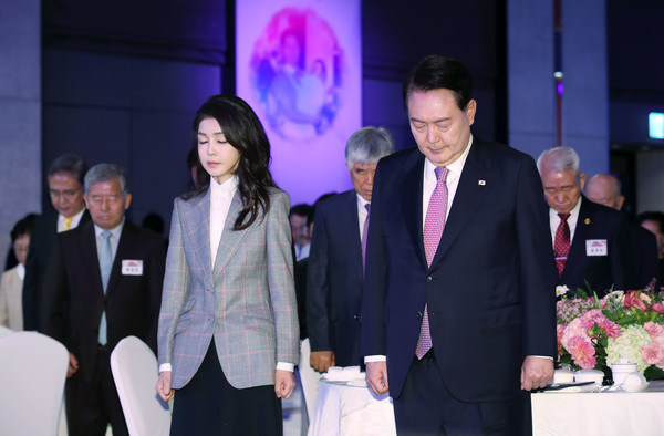 윤석열 대통령과 부인 김건희 여사가 4일 서울 광진구 그랜드 워커힐 서울에서 열린 파독 근로 60주년 기념 오찬에서 묵념하고 있다. 2023.10.04.