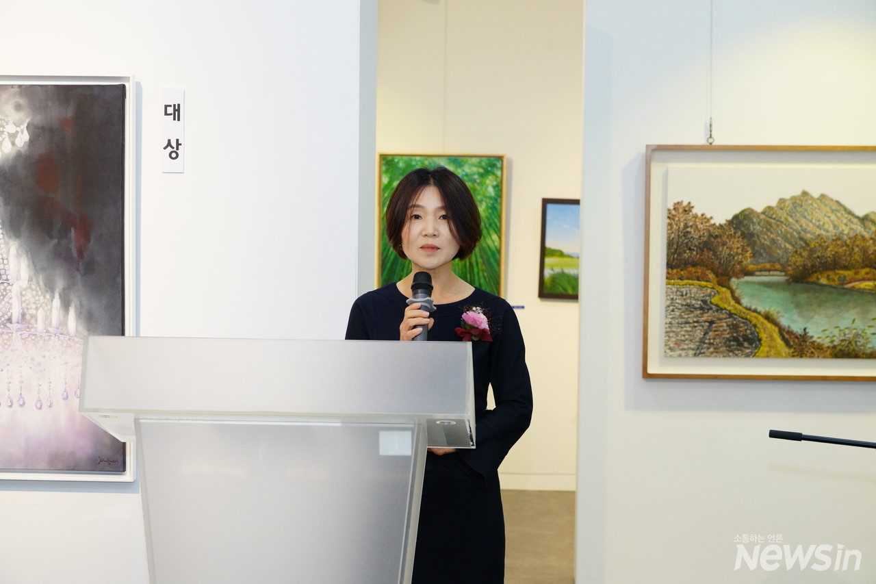 (사) 한국미술협회 백영숙 하남지부장이 미술대전 개회 인사말을 하고 있다 (사진=오병철 기자)